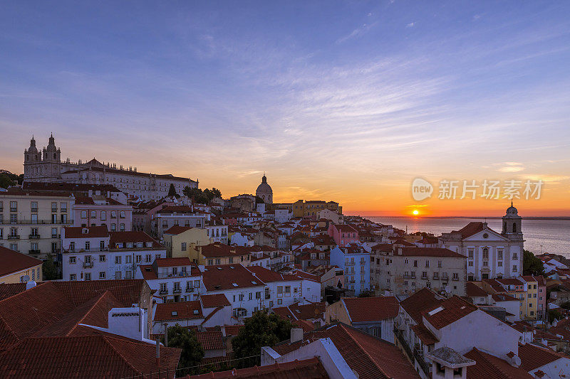 Alfama附近的观点从Portas do Sol的观点在里斯本日出，葡萄牙